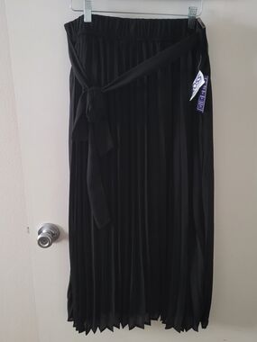 Lark And Grey Black Pleated Midi Skirt with Waist Tie